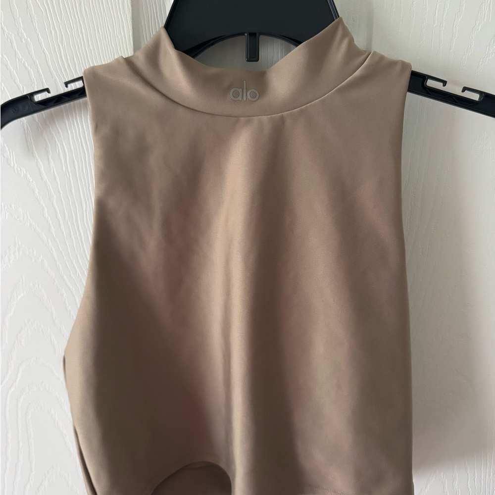 ALO Yoga Tan Sleeveless Crop top